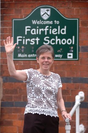 fairfield farewell teacher applaud pupils mingins