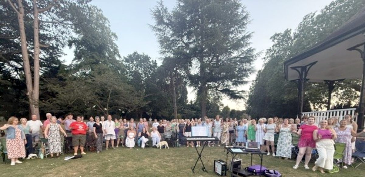 Heatwave prompts i-Sing choir to hold rehearsal in Droitwich's Lido Park